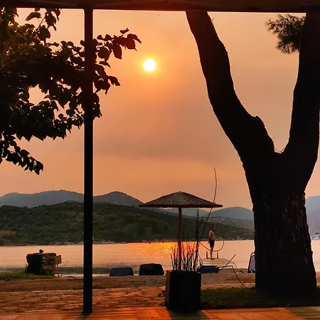 Aparthotel Flisvos Seaside Apartments 3*