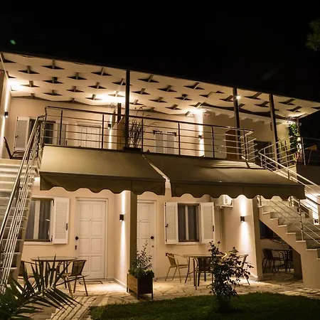 Ξενοδοχείο με διαμερίσματα Flisvos Seaside