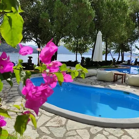 Ξενοδοχείο με διαμερίσματα Flisvos Seaside