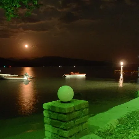 Ξενοδοχείο με διαμερίσματα Flisvos Seaside 3*